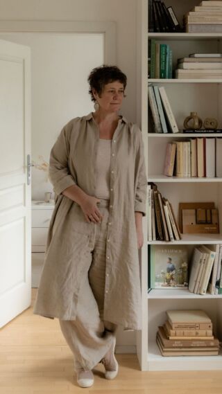 O nowym rozdziale i podążaniu za tym, co woła.

Ten czas przyniósł mi sporo refleksji o przemianie, o tym, jak rzeczy kończą się, żeby mogło pojawić się coś nowego, o zatrzymaniu w „pomiędzy”. 
Zamknięcie Jam Kolektyw to dla mnie nie koniec, a początek kolejnego etapu, w którym mogę jeszcze uważniej wsłuchać się w to, co naprawdę chcę tworzyć.

Przeniosłam swoją pracownię do domu w Parceli pod Warszawą. 
To tutaj powstało ach.och studio - pracownia projektowania wnętrz. To miejsce spotkania architektury i emocji, odpowiedzialności i piękna.

Równolegle rozwijam markę własną anna olga chmielewska – warsztaty, edukację i działania dla architektów wnętrz oraz marek, z którymi chcę dzielić się swoją wiedzą o odpowiedzialnym, uważnym projektowaniu i rozwoju osobistym. 
To przestrzeń edukacyjna, w której architektura wnętrz staje się rozmową o wartościach.

Nadal także zajmuję się stylizacją i scenografią. Nadszedł jednak taki czas, żeby wszystkim moim działaniom zmienić tryb na spokojniejszy i wolniejszy. 

Zmiana dzieje się powoli – jak jesień. 
Z odwagą i ciekawością patrzę, dokąd zaprowadzi mnie ten nowy etap. 

Zapraszam Was do śledzenia moich dalszych działań tutaj: @ach.och  i na LinkedIn: Anna Olga Chmielewska

#nowepoczątki #achoch #architekturawnetrz #projektowaniezuwaznoscia #zmiana #rozwoj #jesien #wdzięczność #slowlife #slowwork #nowyetap #nowadroga