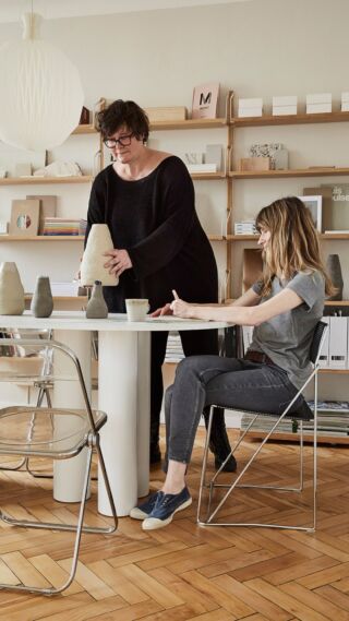 O zmianach i domykaniu wspólnej drogi.

Wrzesień przyniósł nam moment zmiany i zatrzymania. 
Po dekadzie kreatywnej współpracy i współtworzenia projektów JAM KOLEKTYW kończy swoją działalność. Nasze zawodowe drogi – Ani i Joli – naturalnie się rozchodzą. Zamyka się ważny etap, pełen spotkań, doświadczeń i twórczej energii, który zostaje w nas na zawsze.

Zmiana jest jak jesienny wiatr, który zabiera to, co już miało swoje miejsce, robiąc przestrzeń temu, co nowe. Z wdzięcznością zamykamy wspólne projekty wiedząc, że każda z nas wyrusza dalej – z odwagą, ciekawością i otwartością na nowe.

Dziękujemy wszystkim, którzy towarzyszyli nam w tej trwającej ponad dekadę wspólnej drodze – partnerom, klientom, współpracownikom i przyjaciołom. To był wspaniały, twórczy czas, którego sens i piękno zostanie z nami.

JAM KOLEKTYW kończy swoją opowieść, ale jej echo wybrzmiewa w nowych historiach, które piszemy dalej – już pod własnymi markami:

Jola, jako @jolaskora Jola Skóra Studio 
Ania, jako @ach.och studio Anna Olga Chmielewska

Dziękujemy, że byliście z nami. 🙌🏻

#zmiana #nowypoczątek #jamkolektyw #projektowaniezuwaznoscia #kreatywnadroga